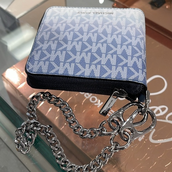 Michael Kors COOPER
3654LPCF5B
ZIP BILLFOLD WITH CHAIN
DENIM - Picture 5 of 16